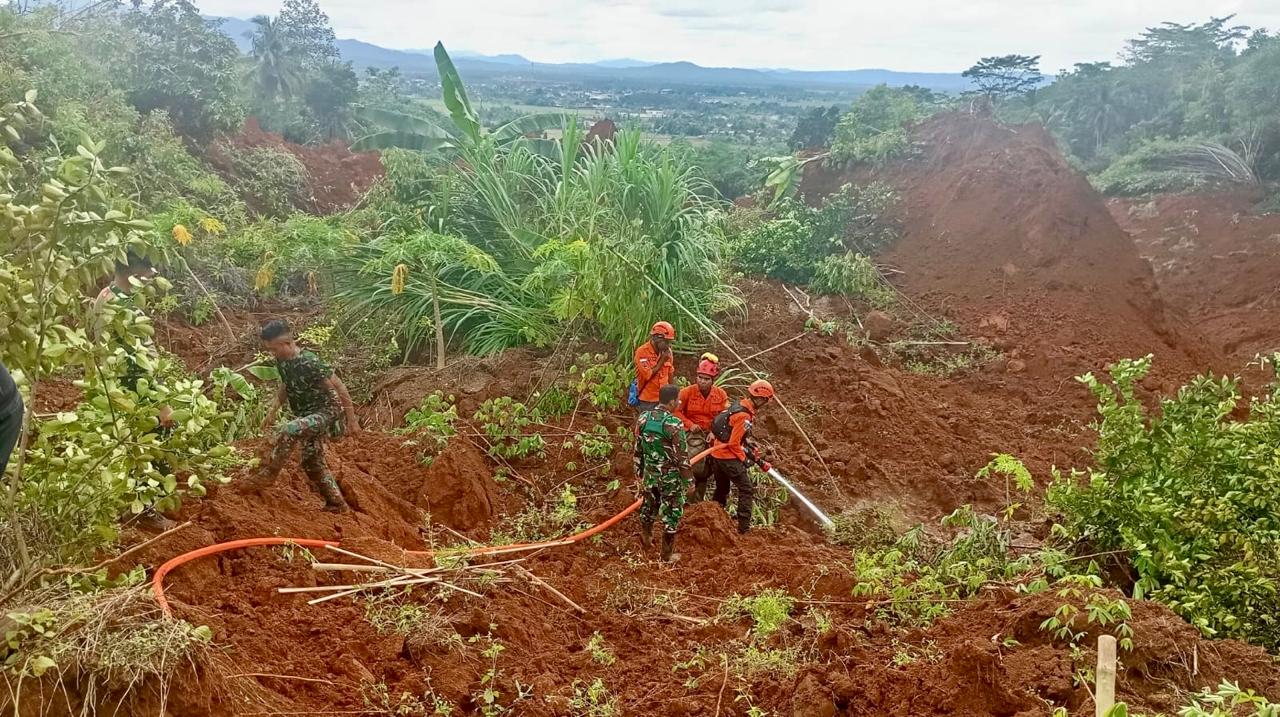 Memasuki hari ketiga pascabencana longsor yang melanda Desa Cibeunying, Kecamatan Majenang, Kabupaten Cilacap, upaya pencarian korban masih terus dilakukan oleh tim gabungan.