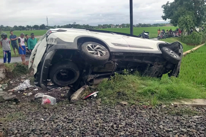KA Batara Kresna menabrak Toyota Rush di perlintasan tanpa palang Clangap Sukoharjo. Dua korban dilarikan ke RS Nirmala Suri.