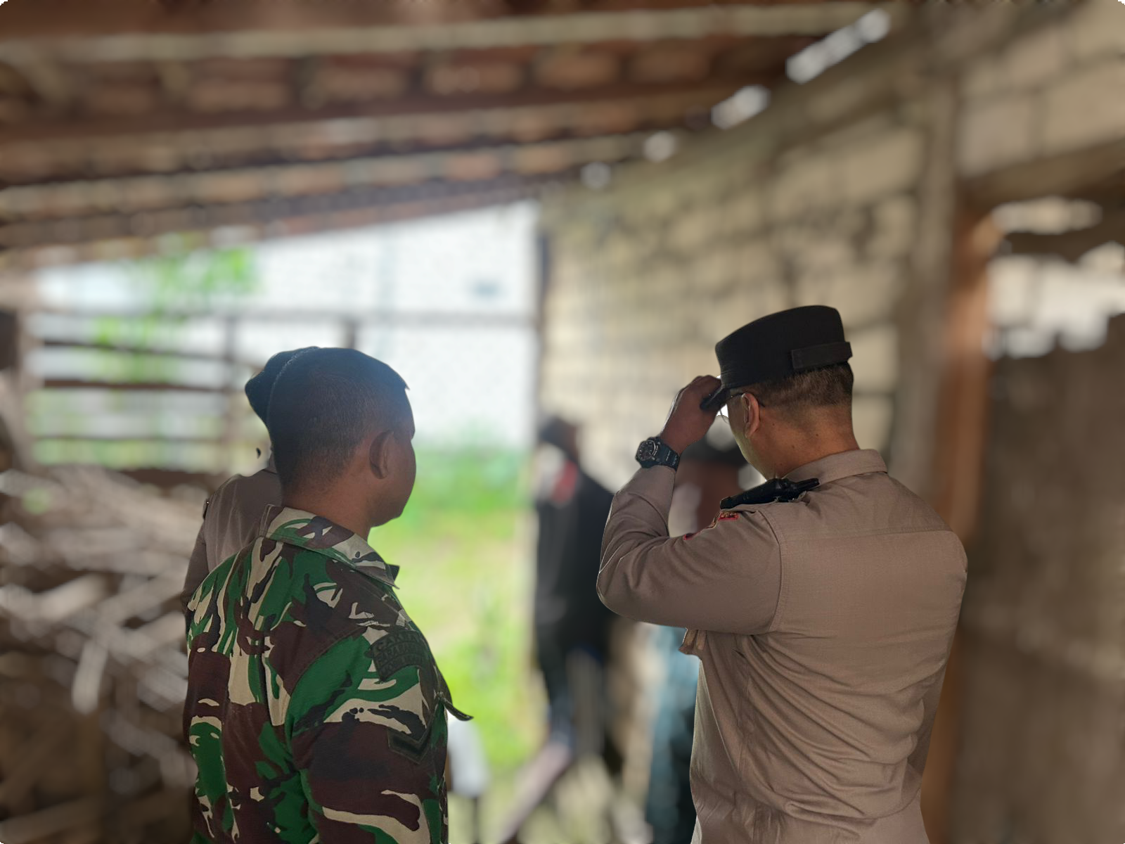CEK TKP: Petugas kepolisian mengecek lokasi kejadian bunuh diri Ngasirun warga Mrayun, Sale, Rembang.