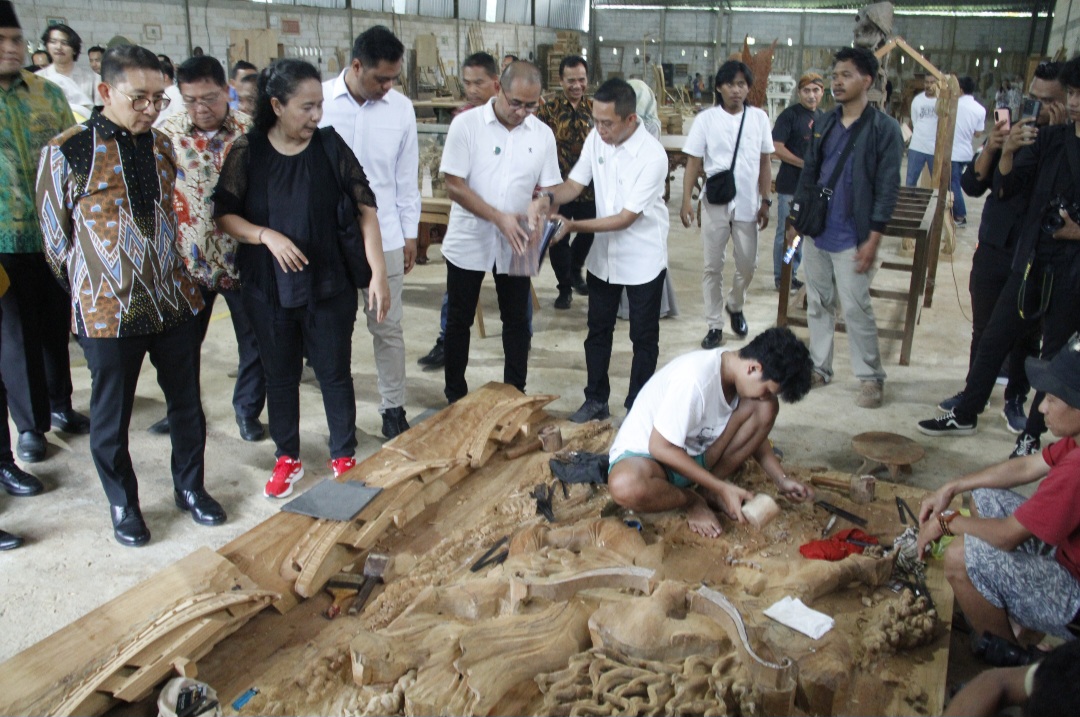 JUMBO: Menteri Kebudayaan Fadli Zon terpukau dengan proses produksi karya berukuran raksasa pada Sabtu (15/11).