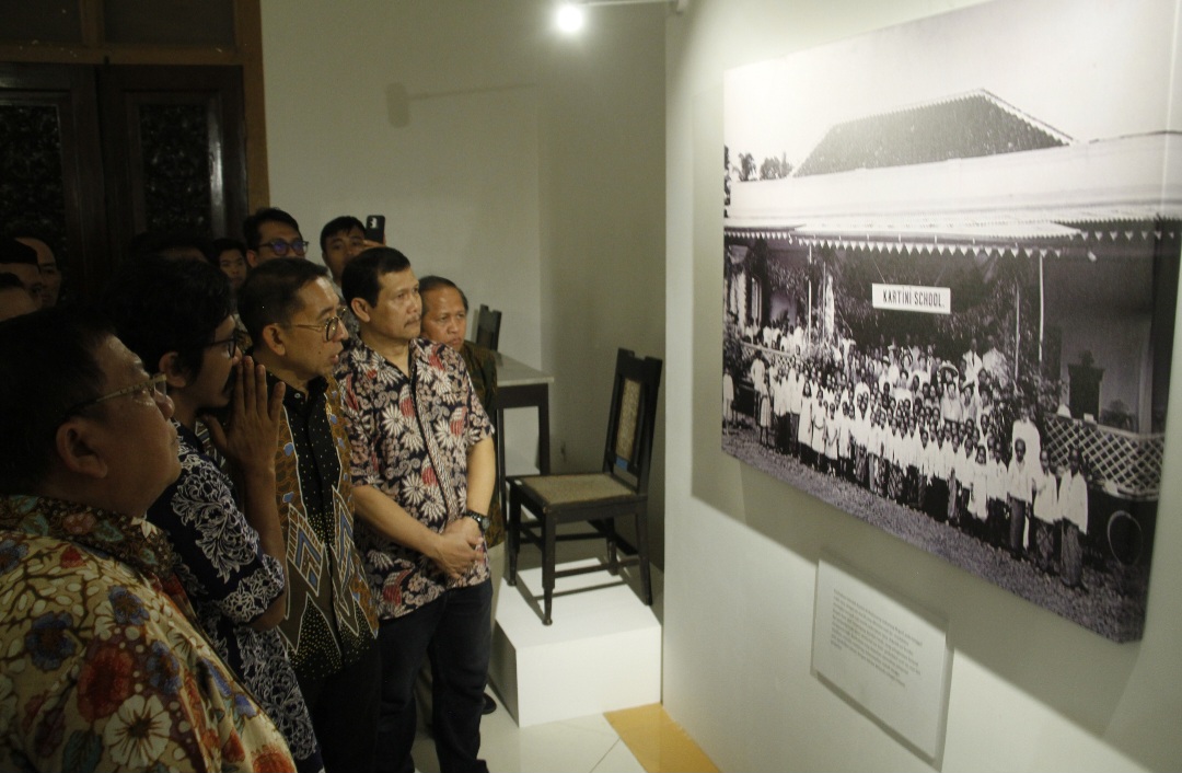 ANTUSIAS: Menteri Kebudayaan RI Fadli Zon tengah menilik karya di Museum Kartini usai diresmikannya pada Sabtu (15/11) malam.