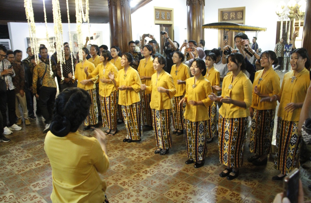 HIDUP: Kartini Masa Kini bawakan paduan suara.