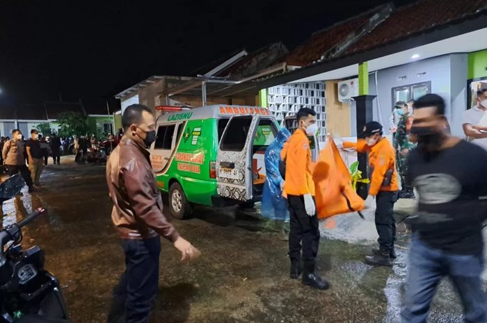 Petugas mengevakuasi penemuan mayat di Boja Kendal.