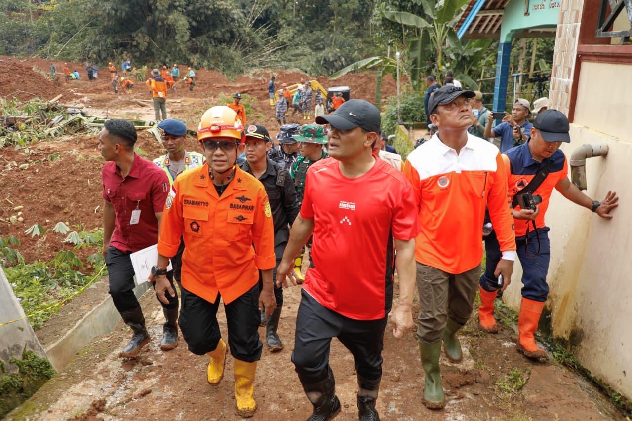 Ahmad Luthfi saat mengecek lokasi longsor, Minggu, 16 November 2025