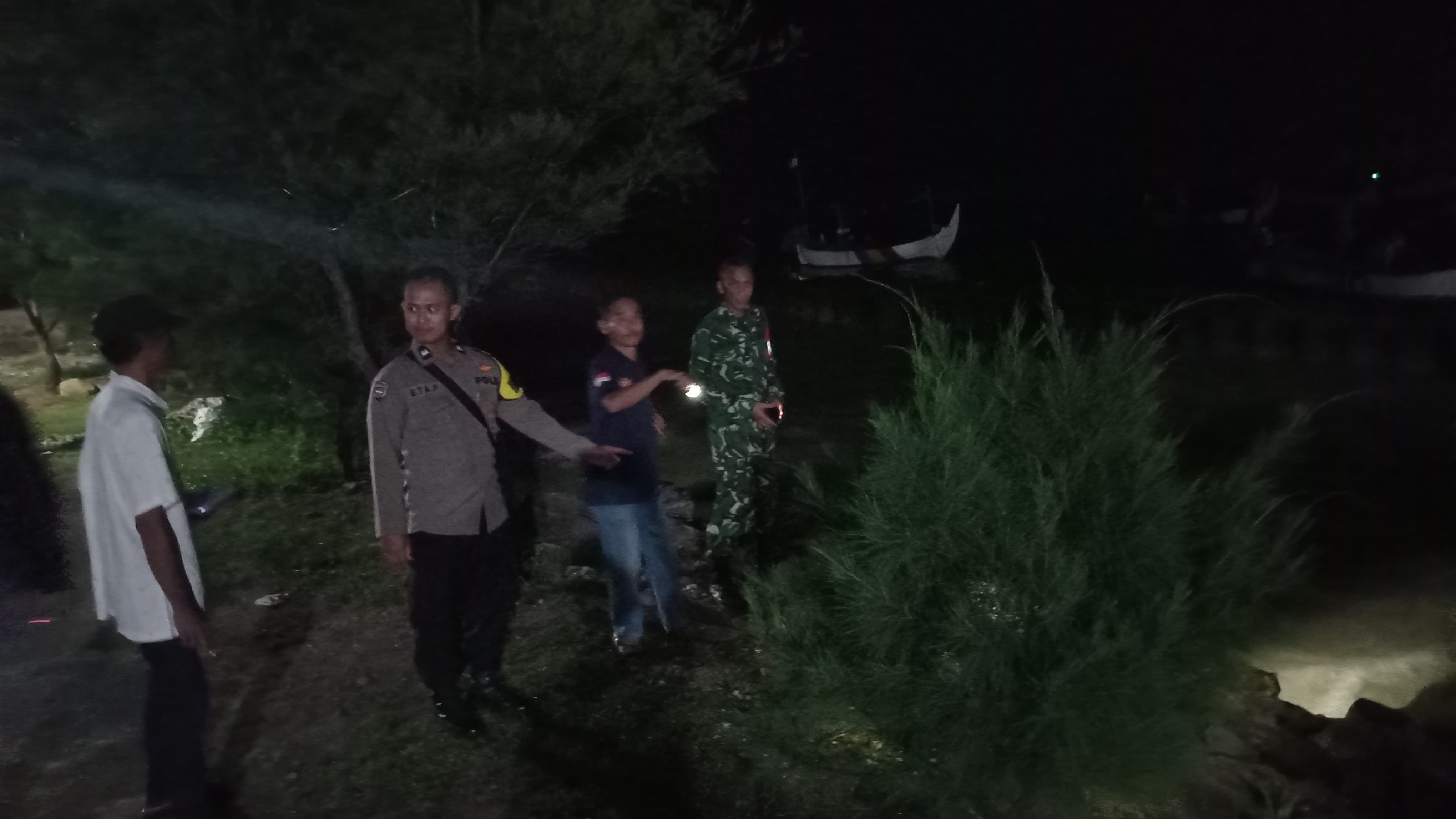 WISNU AJI/RADAR KUDUS SISIR PANTAI: Pihak kepolisian dan TNI Rembang bersama warga melihat lokasi kejadian pembuangan bayi di Pandean Rembang