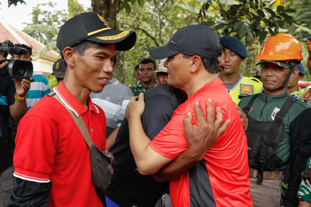 Gubernur Jawa Tengah, Ahmad Luthfi, mengunjungi lokasi longsor di Desa Cibeunying, Kecamatan Majenang, Kabupaten Cilacap