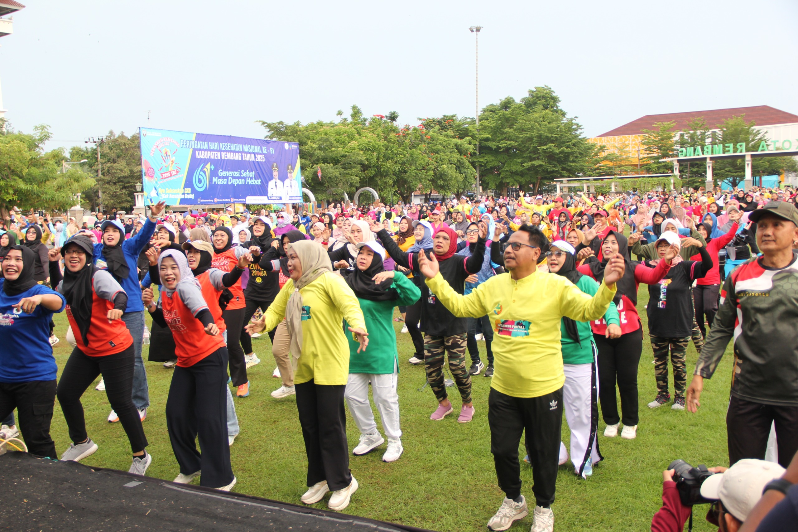 WISNU AJI/RADAR KUDUS SEMANGAT BARU: Bupati Harno bersama istri antusias mengikuti Rembang Wellness Festival dalam rangka HKN kemarin.