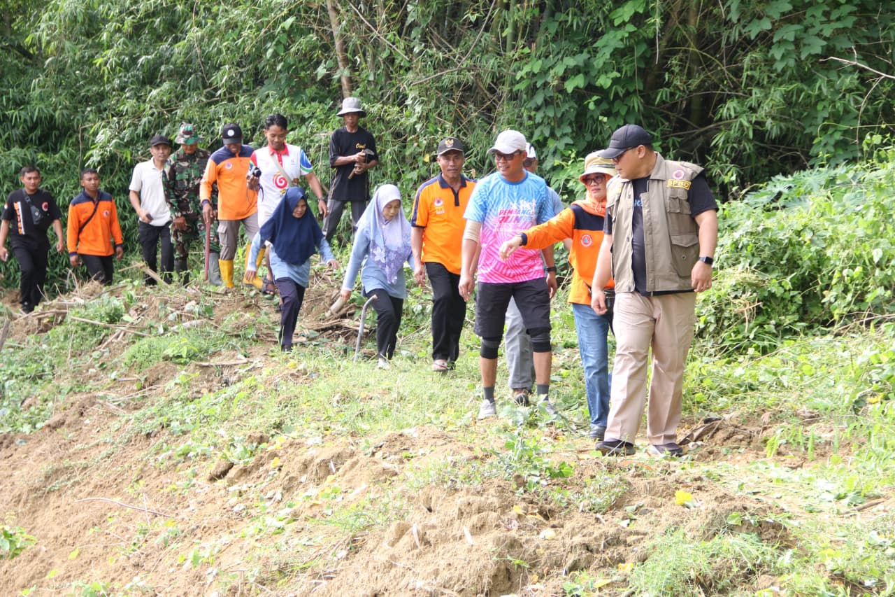 RESPONSIF: Wakil Bupati Rembang Mochamad Hanies Cholil Barro turun langsung mengecek kondisi aliran sungai menghadapi potensi bencana hidrometeorologi musim penghujan.