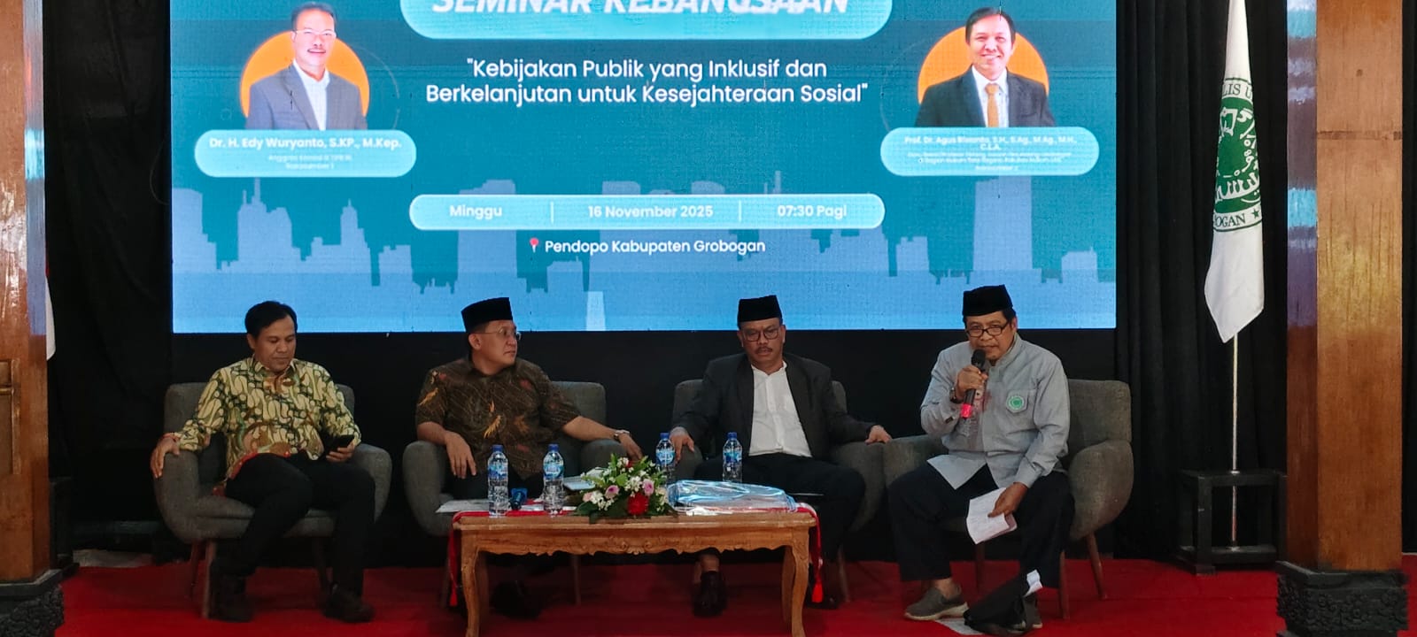 SEMINAR KEBANGSAAN &ndash; Dari kiri Guru Besar Hukum Tata Negara FH UNS Prof. Dr. Agus Riwanto, Wakil Bupati Grobogan Sugeng Prasetyo, Anggota Komisi IX DPR RI Dr. H. Edy Wuryanto dan moderator Sugiyanto.