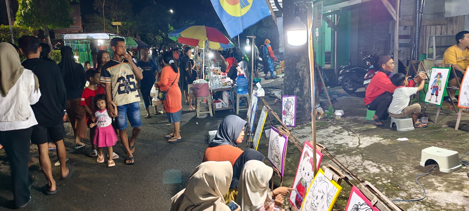 RAMAI &ndash; Ratusan warga Kota Purwodadi menikmati pasar malam Car Free Night di Jalan Ahmad Yani Purwodadi saat Sabtu malam (15/11).