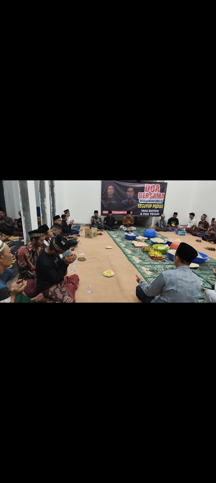 BERKUMPUL: Warga Desa Wangunrejo, Margorejo doa bersama di musala setempat akhir pekan lalu.&nbsp;