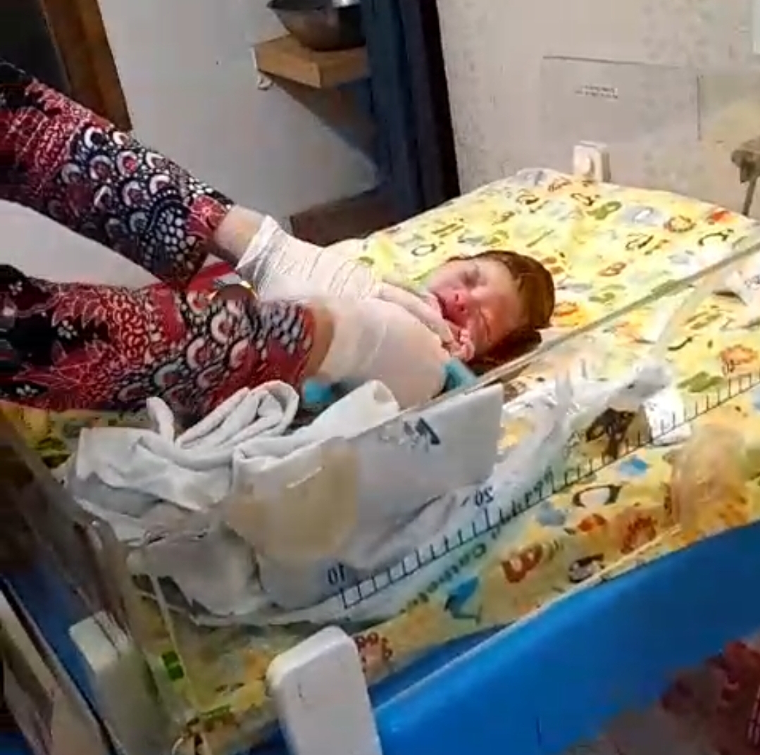 TANGKAPAN LAYAR HANDPHONE DIRAWAT INTENSIFE: Bayi laki-laki yang dibuang ke laut masih selamat dan dirawat intensif di RSUD dr. Soetrasno Rembang.