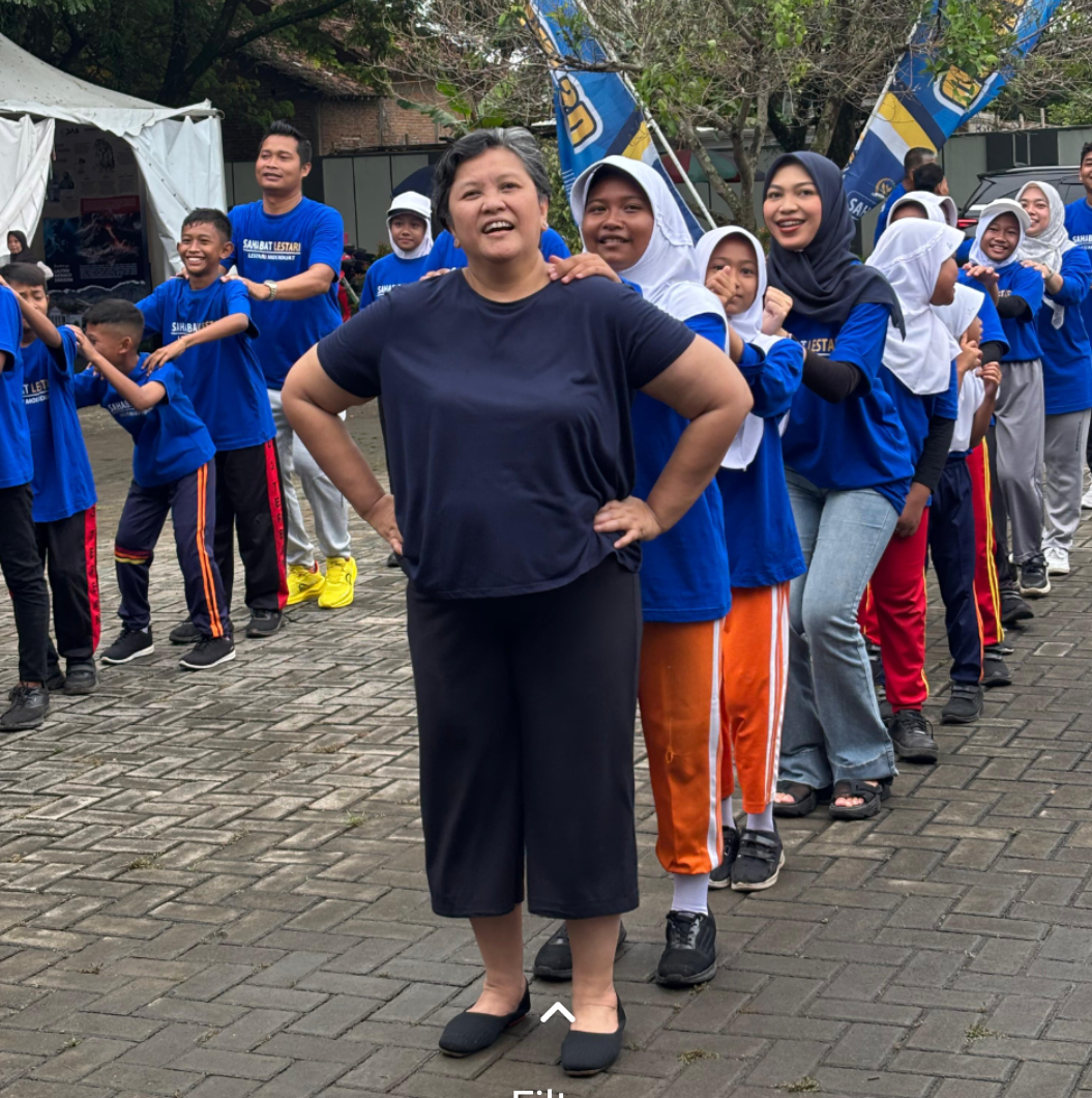 CERIA: Wakil Ketua MPR RI, Lestari Moerdijat senam bersama siswa-siswi SD Terban di halaman Museum Purbakala Patiayam, Sabtu (15/11). (ANDIKA TRISNA SAPUTRA/RADAR KUDUS)