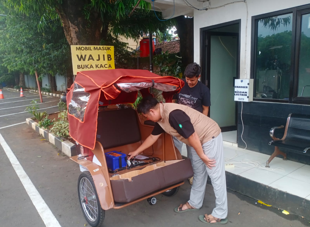TUTORIAL: Kasi Sarpras LLAJ Dishub Kudus menunjukkan cara penggunaan charging station gratis becak listrik di Dishub Kudus, kemarin. (ANDIKA TRISNA SAPUTRA/RADAR KUDUS)