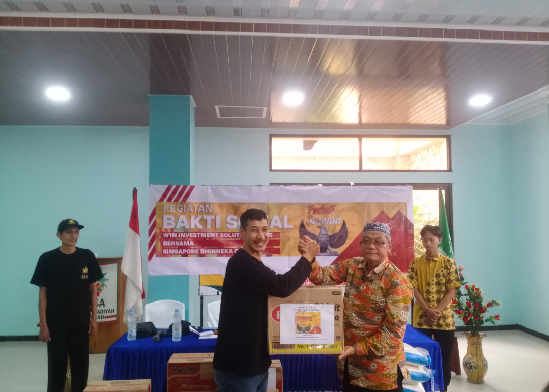 PEDULI: Leader Komunitas (kiri) menyerahkan bantuan sembako kepada Ketua LKSA Muhammadiyah Samsah Kudus (kanan) pada Minggu (16/11). (ANDIKA TRISNA SAPUTRA/RADAR KUDUS)