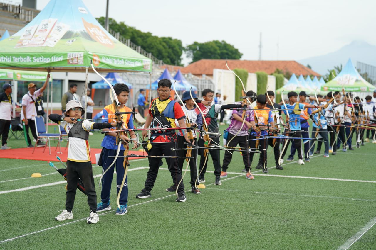 BERSAING KETAT: Turnamen panahan MilkLife Archery Challenge berjalan meriah dan diikuti 863 peserta.