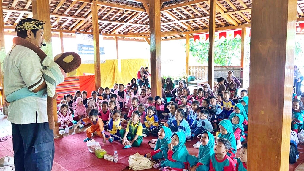 ANTUSIAS &ndash; Ratusan siswa TK se Kecamatan Kedungjati antusias mendengarkan dongeng yang dibawakan oleh Kak Erwin di Desa Kedungjati, Kecamatan Kedungjati, Sabtu (15/11).