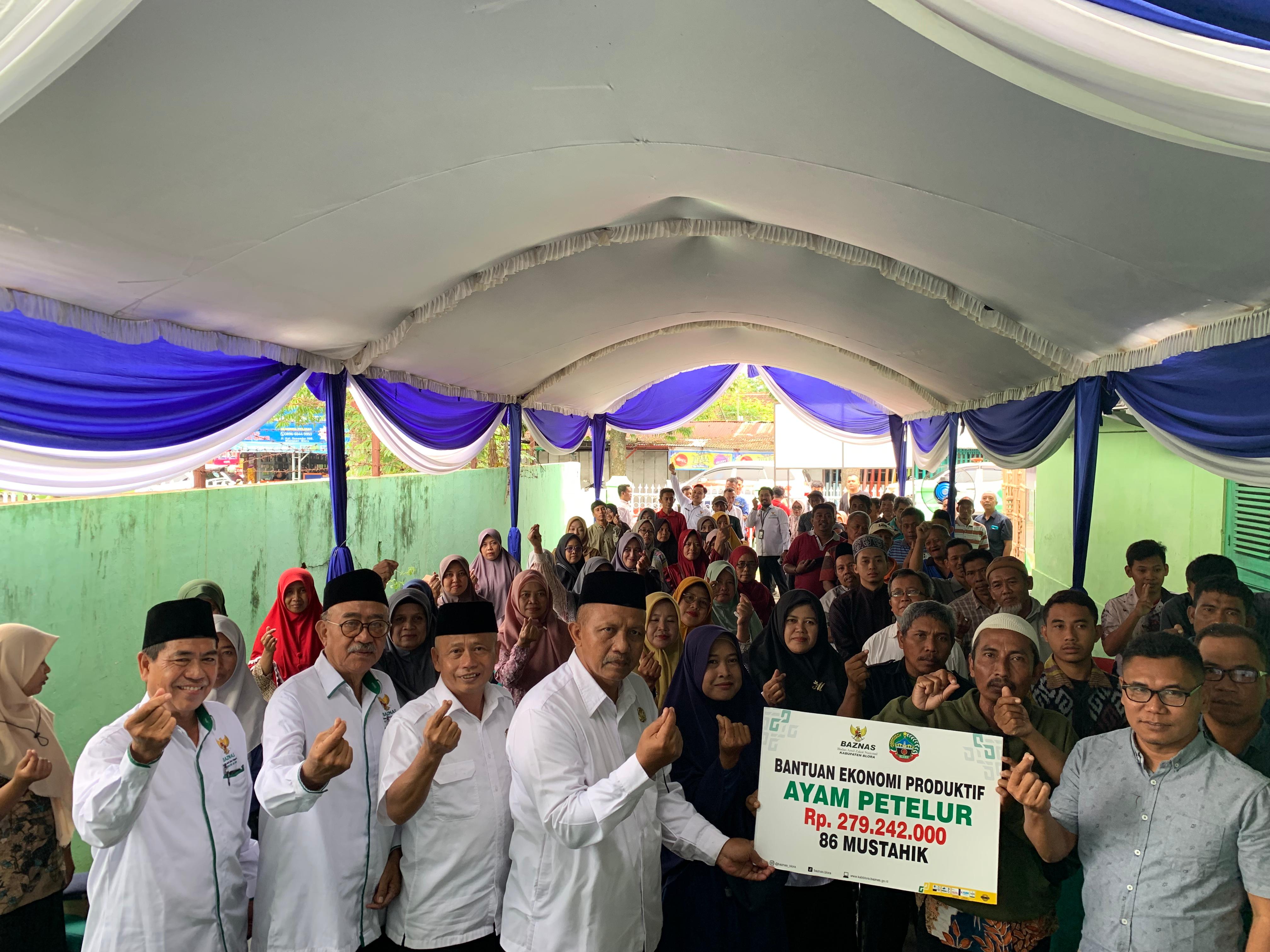 KOMPAK: Ketua Baznas Kabupaten Blora Surat saat menyerahkan bantuan ekonomi produktif berupa budidaya ayam petelur di halaman kantor Baznas, Senin 17 November.