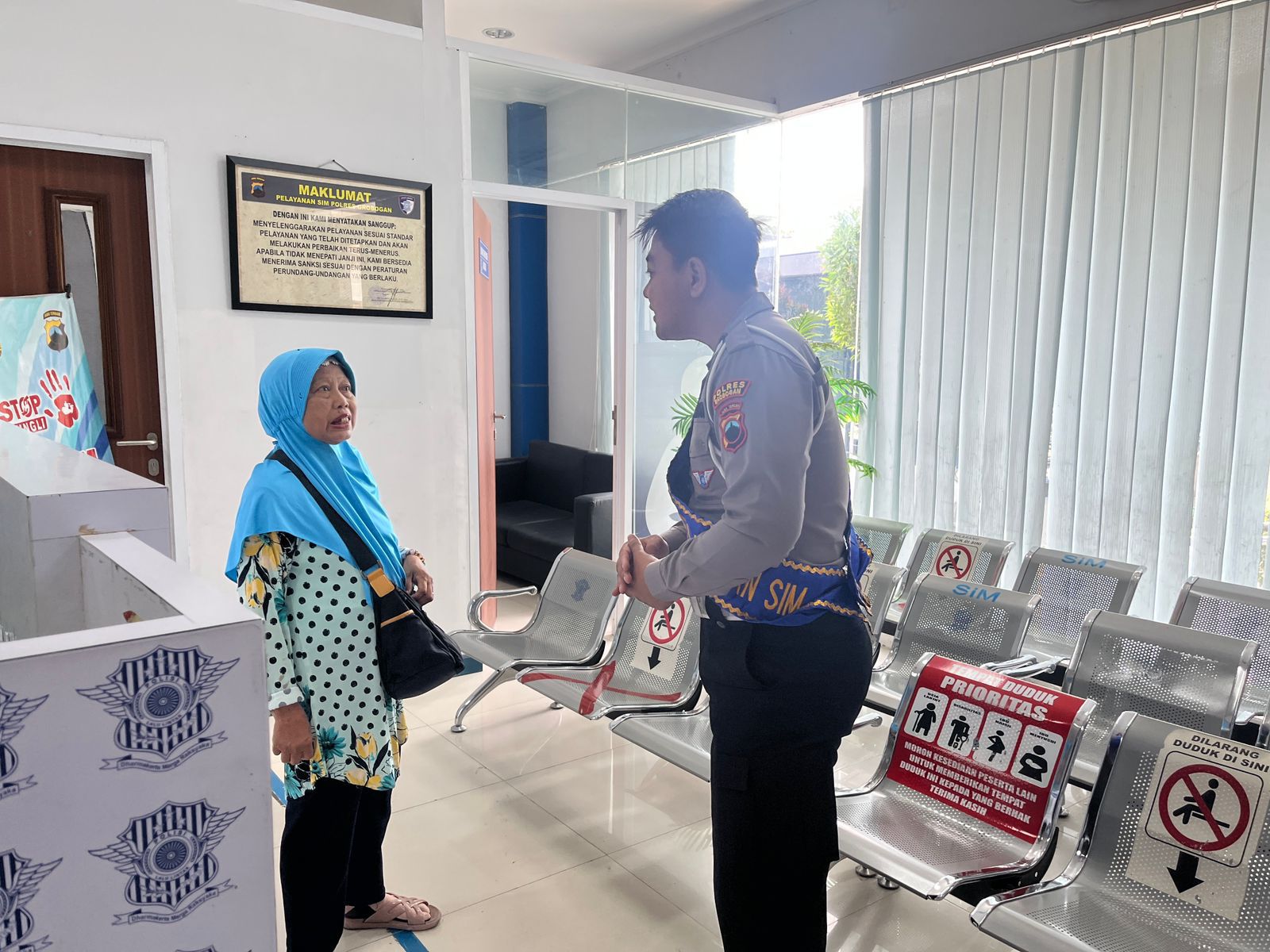MELAYANI: Anggota Satlantas Polres Grobogan saat memberikan edukasi ke pemohon.