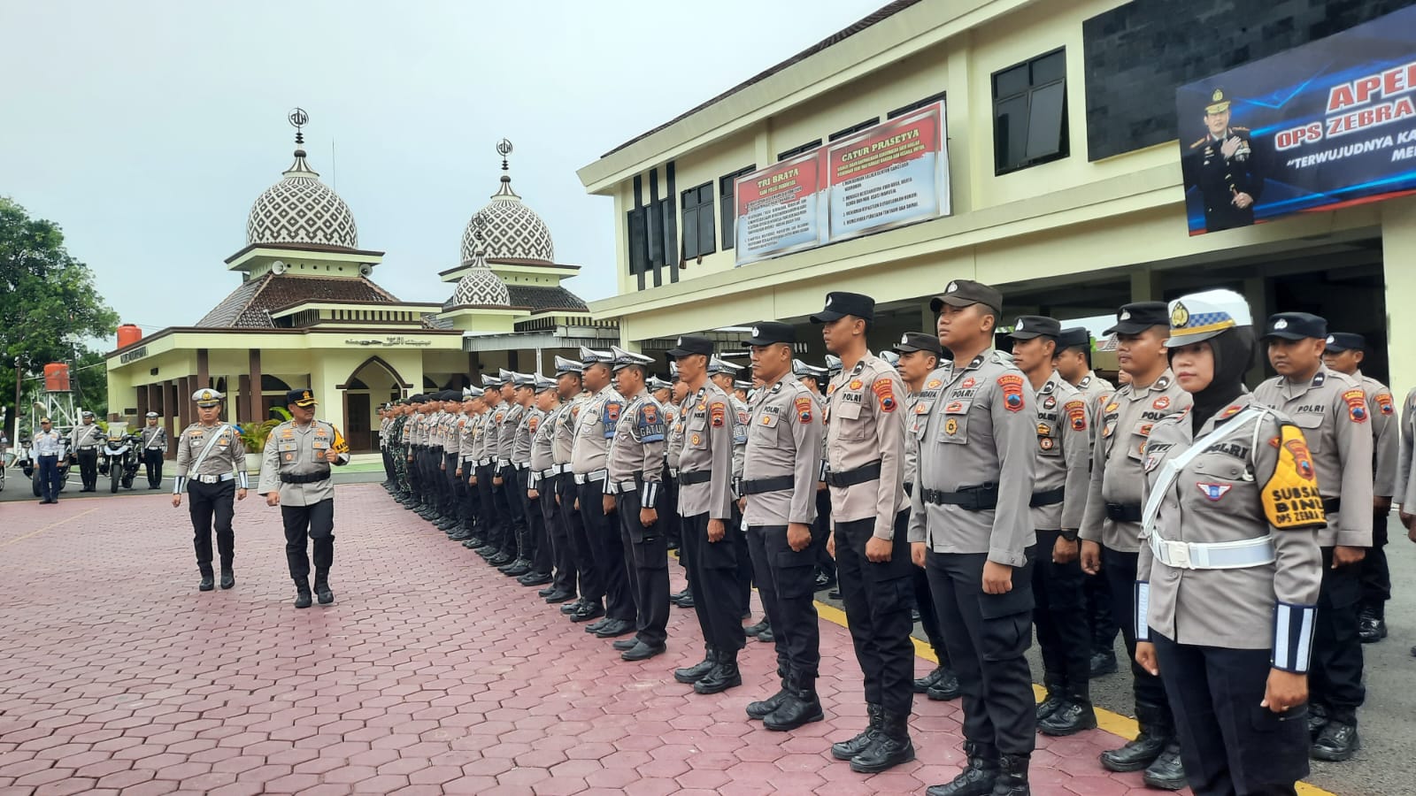 APEL: Personil gabungan saat apel Ops Zebra Candi 2025 di Halaman Mapolres Grobogan.