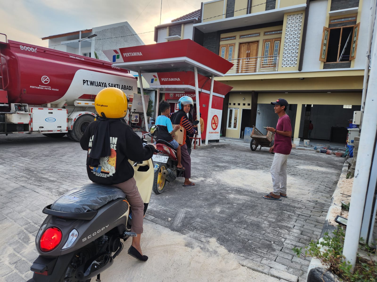 ANTRE ISI BBM: Sejumlah pemotor mengisi BBM di Pertashop di Jalan Sendang Agung Kaliori.