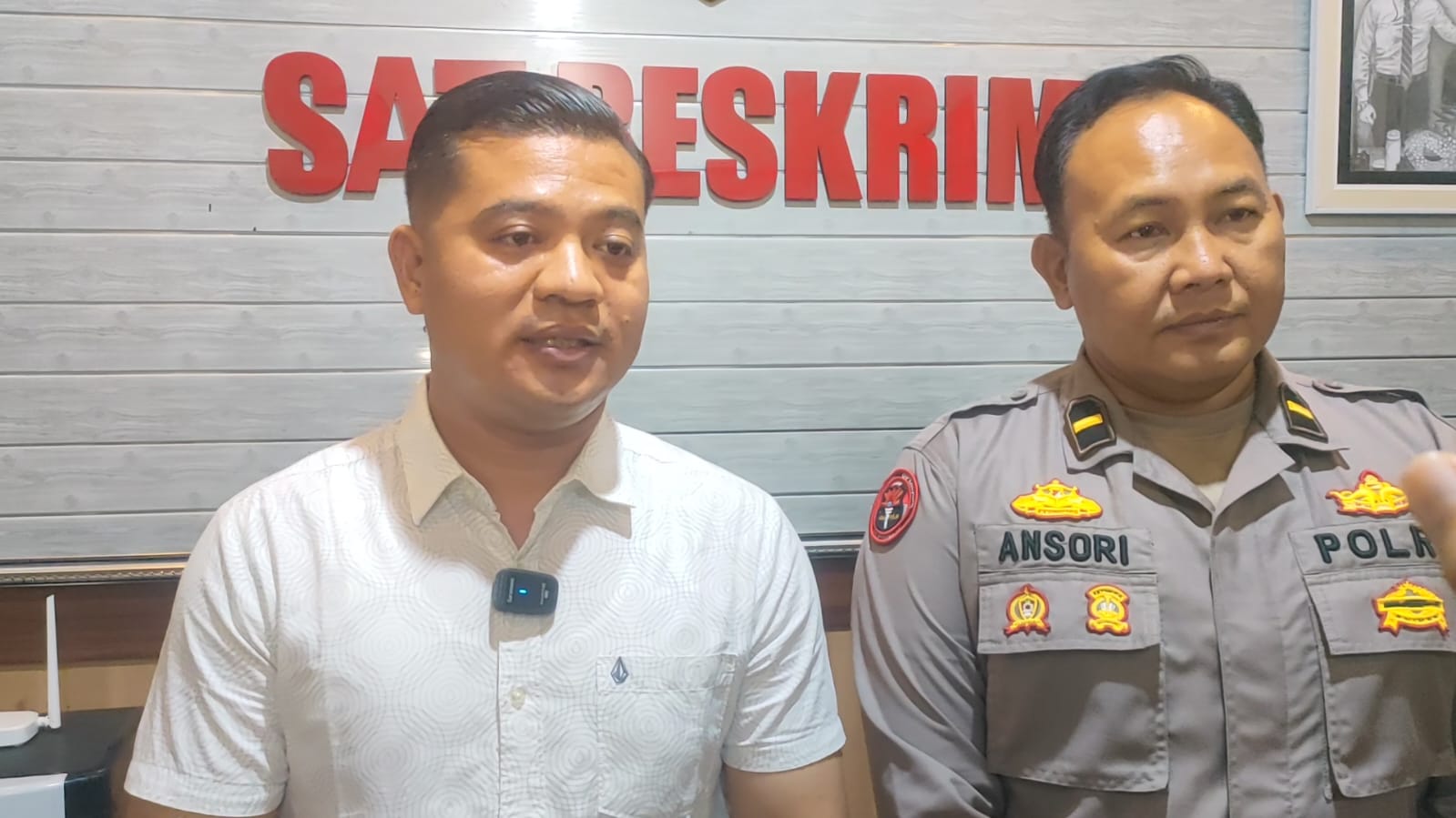 BERI KETERANGAN: KBO Satreskrim Polres Rembang, Iptu Widodo Eko Prasetiyo didampingi Kasi Humas Ipda M. Ansori di Mapolres Rembang, Senin (17/11).