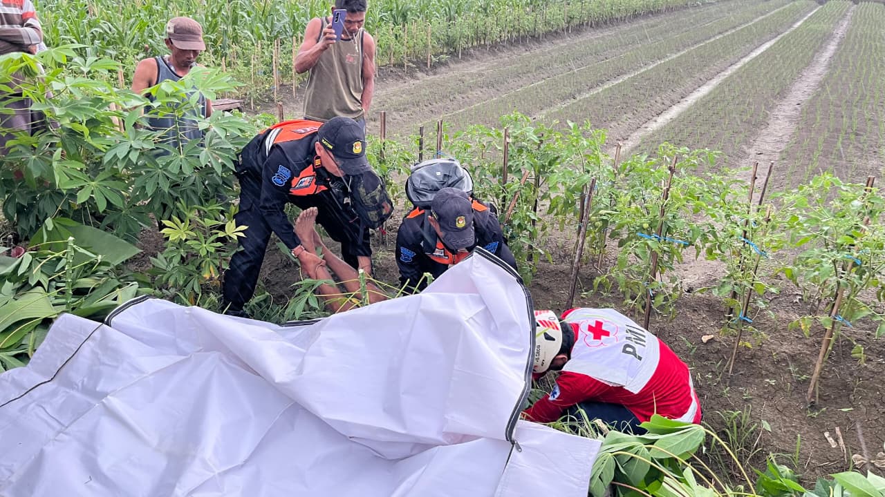 EVAKUASI: Korban tertemper kereta di Jambon-Gambringan Kecamatan Toroh.