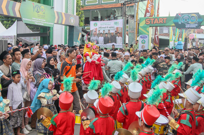 MERIAH: Santri marching band Paud TBS tampil saat jalan sehat peringatan 100 tahun TBS Kudus.