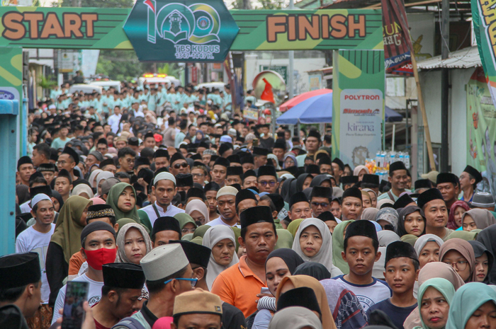 ANTUSIAS: Ribuan alumbi TBS dan warga mengikuti Jalan Sehat Bareng Santri, salah satu kegiatan Harlah ke-100 Madrasah TBS kemarin.