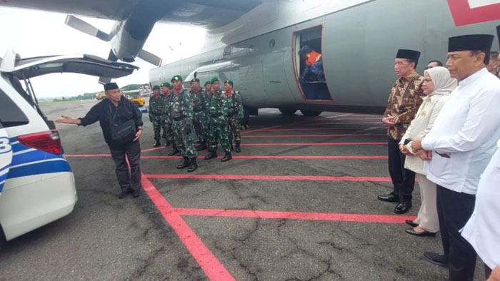 Jokowi dan Iriana Jokowi menyambut jenazah Hj. Rugaiya Usman Wiranto, istri Penasihat Khusus Presiden Bidang Politik dan Keamanan Wiranto di apron Lanud Adi Soemarmo, Boyolali, Senin (17/11/2025).