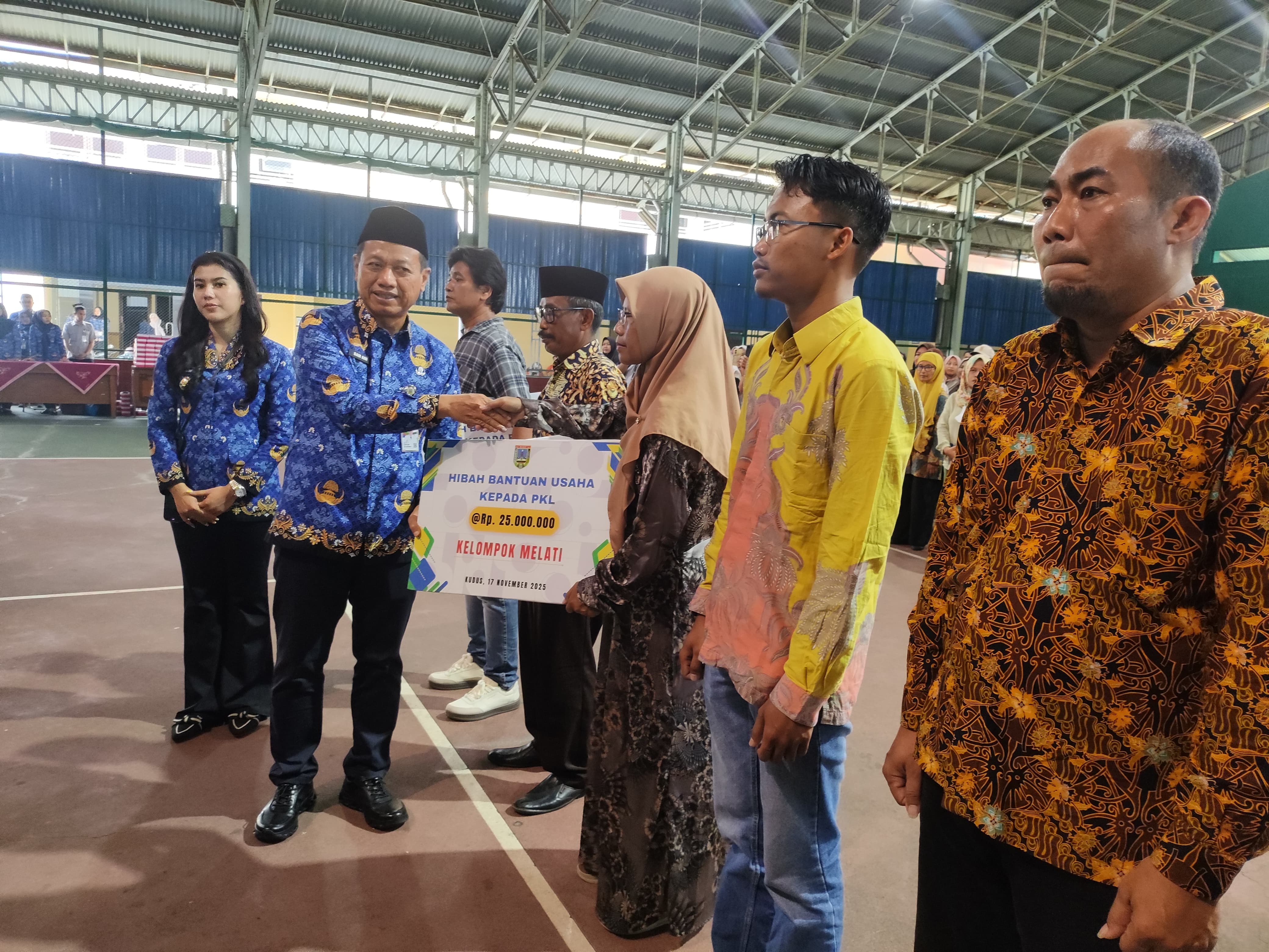 TINGKATKAN EKONOMI: Bupati Kudus Sam&rsquo;ani Intakoris bersama Wakil Bupati Kudus Bellinda Birton menyalurkan bantuan permodalan untuk pelaku UMKM.