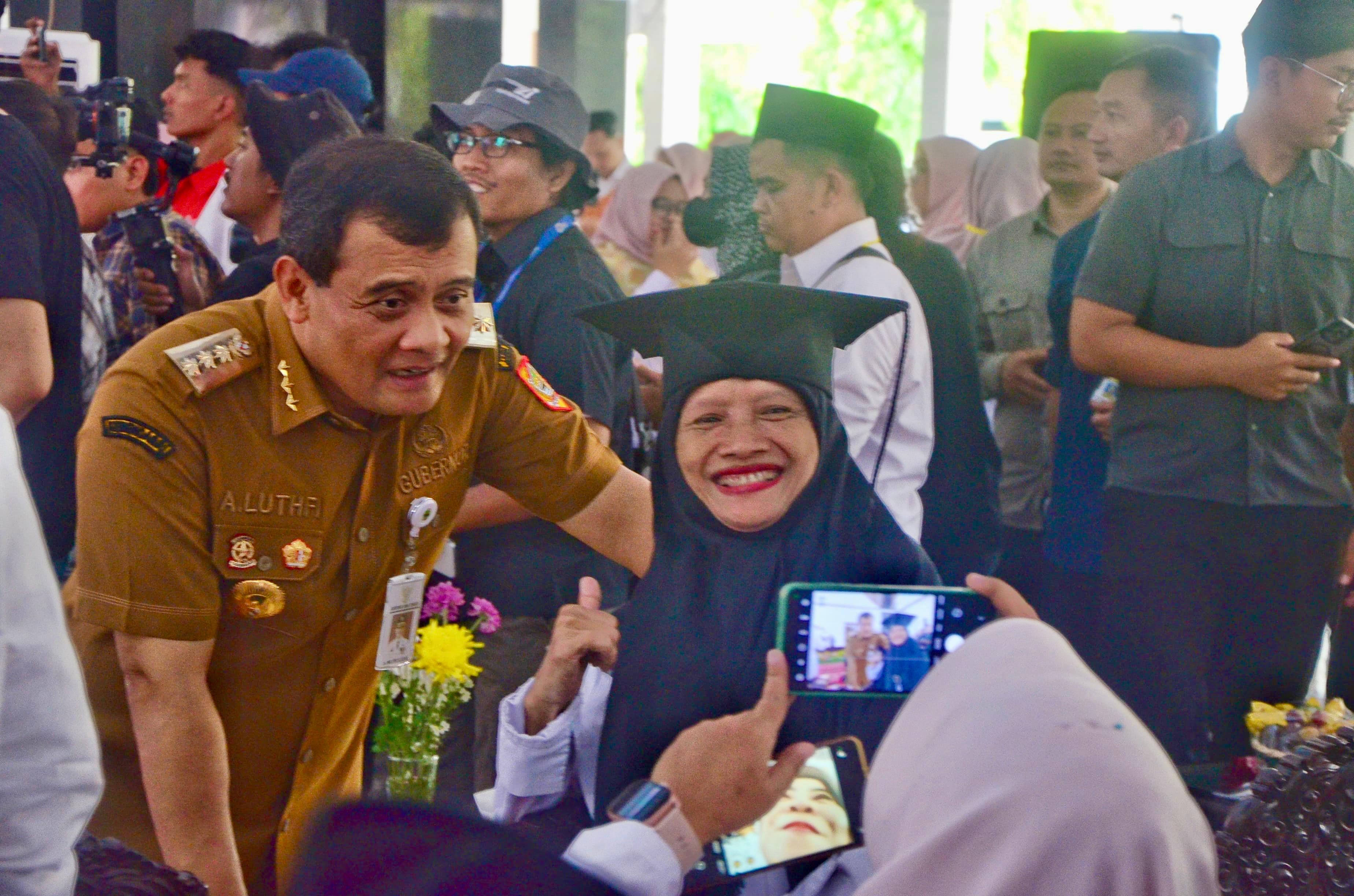 Gubernur Ahmad Luthfi diajak foto bersama salah satu wisudawati dalam acara &ldquo;Graduasi Pemalang Bercahaya; Bansos Sementara, Berdaya Selamanya&rdquo;, di Pendopo Kabupaten Pemalang