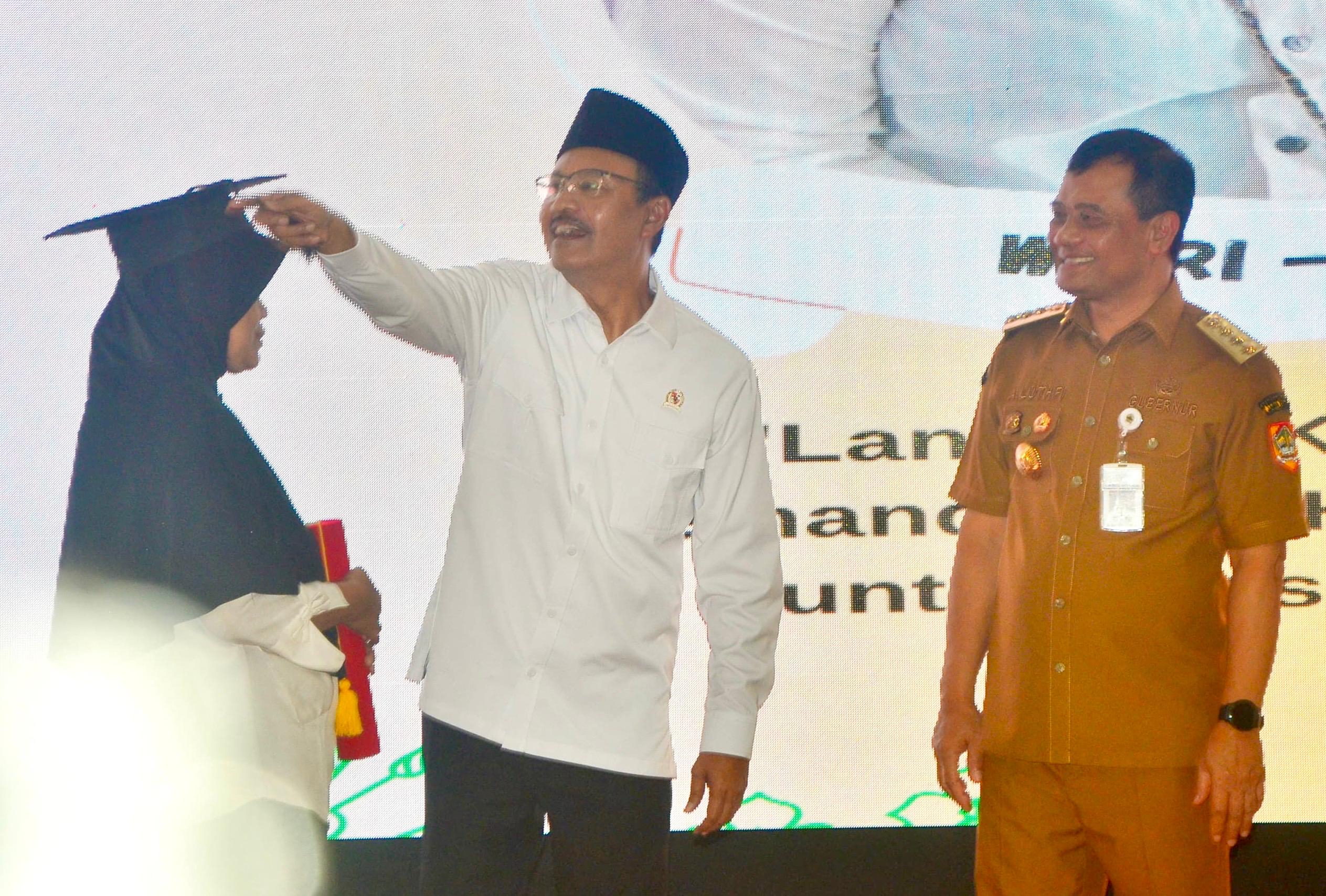 Gubernur dan Mensos Wisuda 1.000 Keluarga Graduasi Pemalang