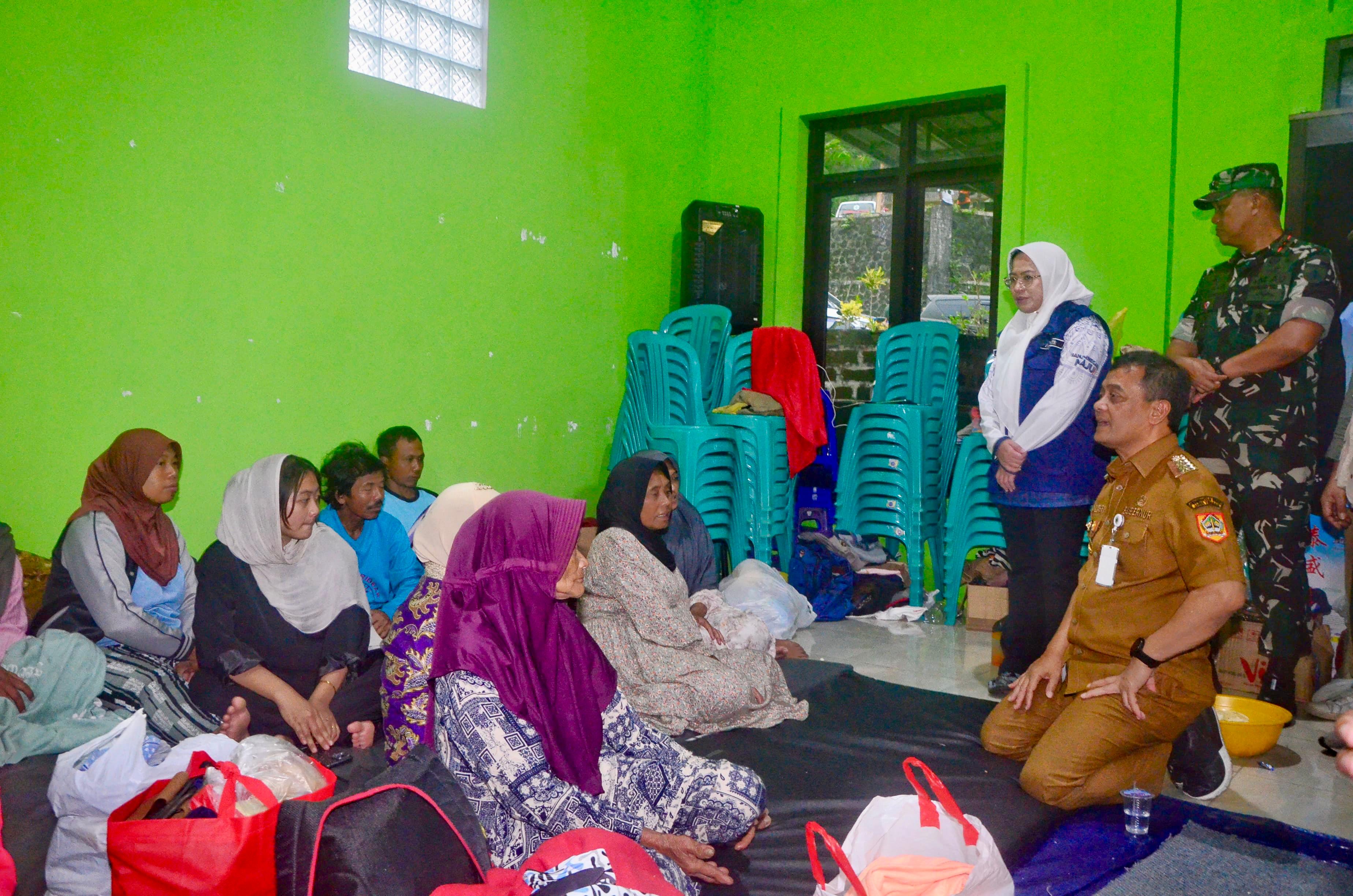 Ahmad Luthfi menjenguk para korban bencana tanah longsor di Kabupaten Banjarnegara.