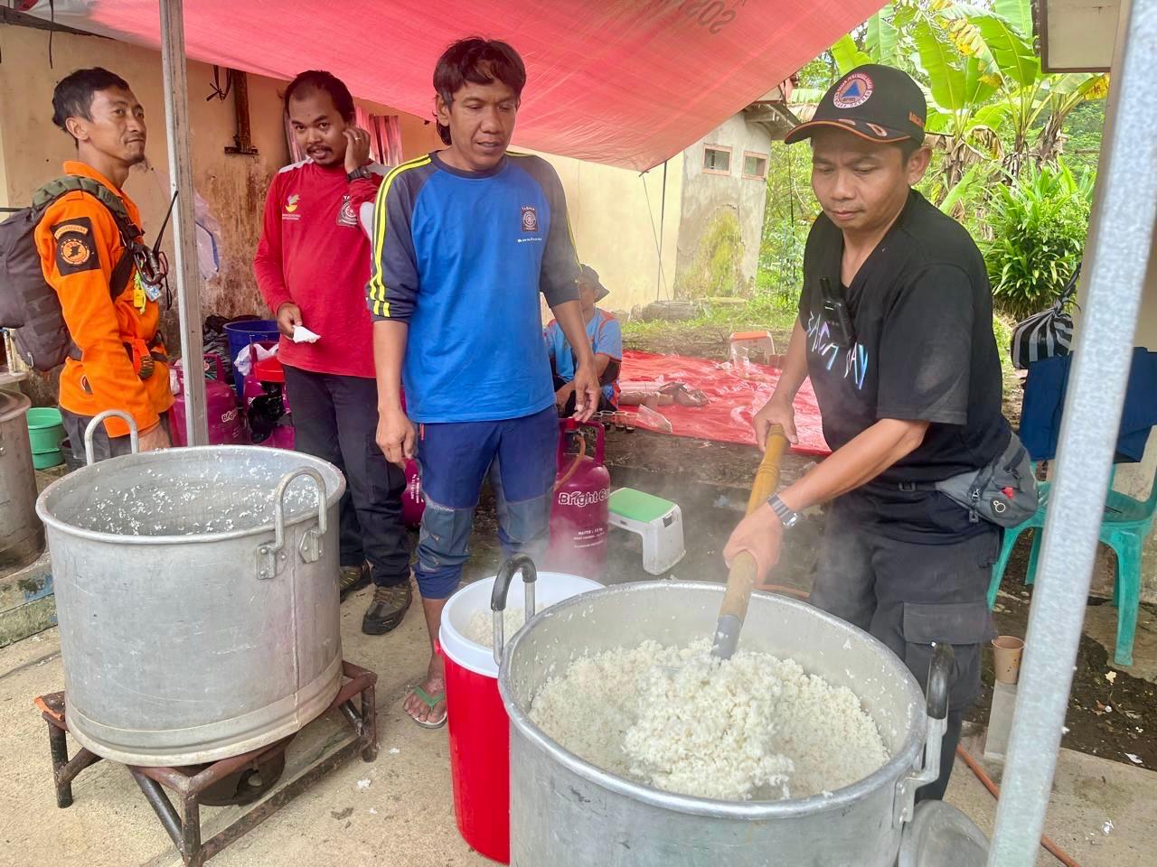 Bantuan logistik dan penyediaan makanan bagi korban longsor di Dusun Situkung, Desa Pandanarum, Kabupaten Banjarnegara.
