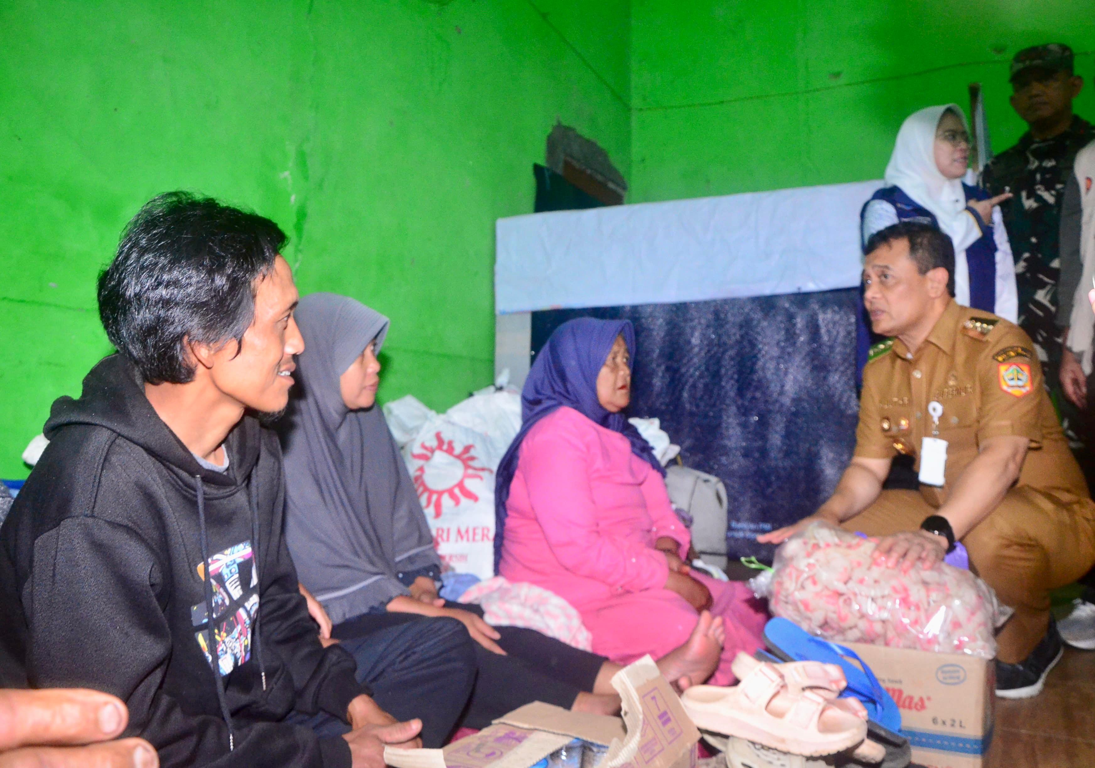 Ahmad Luthfi menjenguk para korban bencana tanah longsor di Kabupaten Banjarnegara.