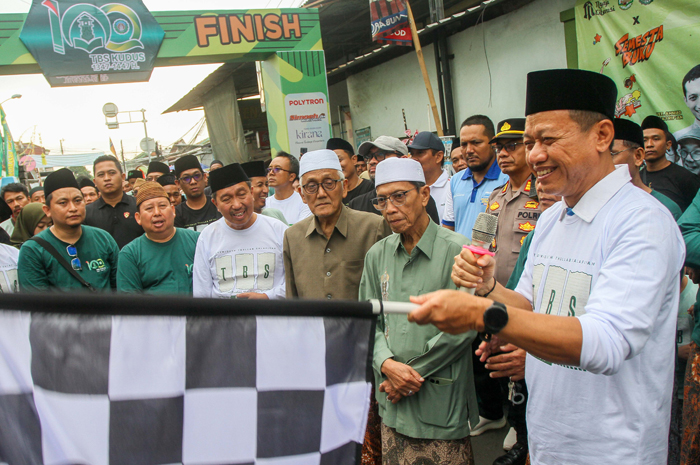MERIAH: Bupati Kudus Sam&rsquo;ani Intakoris bersama masyayikh TBS Kudus membuka kegiatan Jalan Sehat Bersama Santri saat rangkaian peringatan 100 tahun TBS kemarin (16/11/2025).