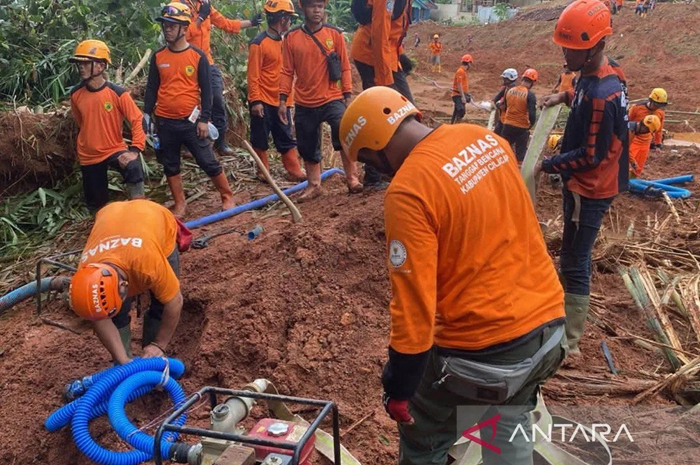 Tim Baznas Tanggap Bencana bersama Tim SAR gabungan melakukan evakuasi terhadap korban bencana tanah longsor di Desa Cibeunying, Cilacap.