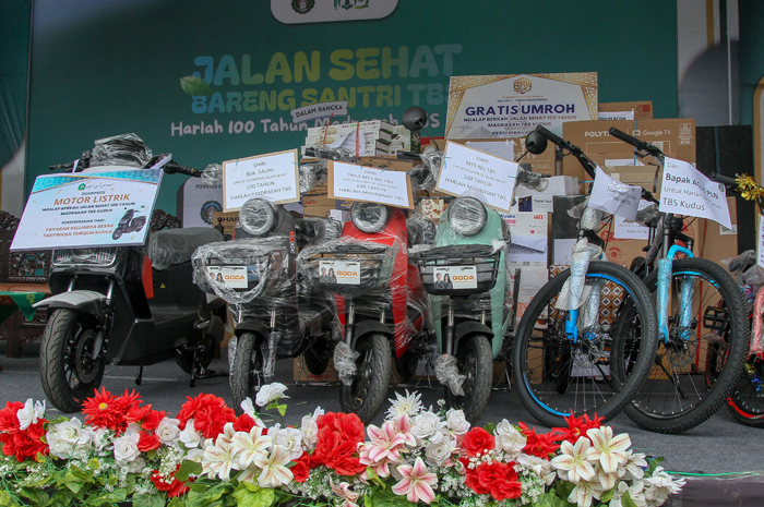 MENARIK: Beberapa hadiah jalan sehat bareng santri TBS yang dipajang di atas panggung.