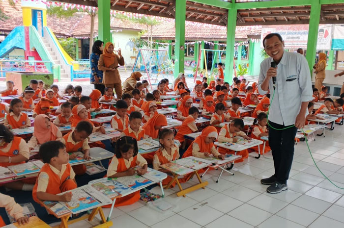 BABAK SELEKSI: Panitia Festival Mewarnai yang juga Manajer Iklan Jawa Pos Radar Kudus, Ugik WP, memberi semangat kepada peserta Festival Mewarnai.