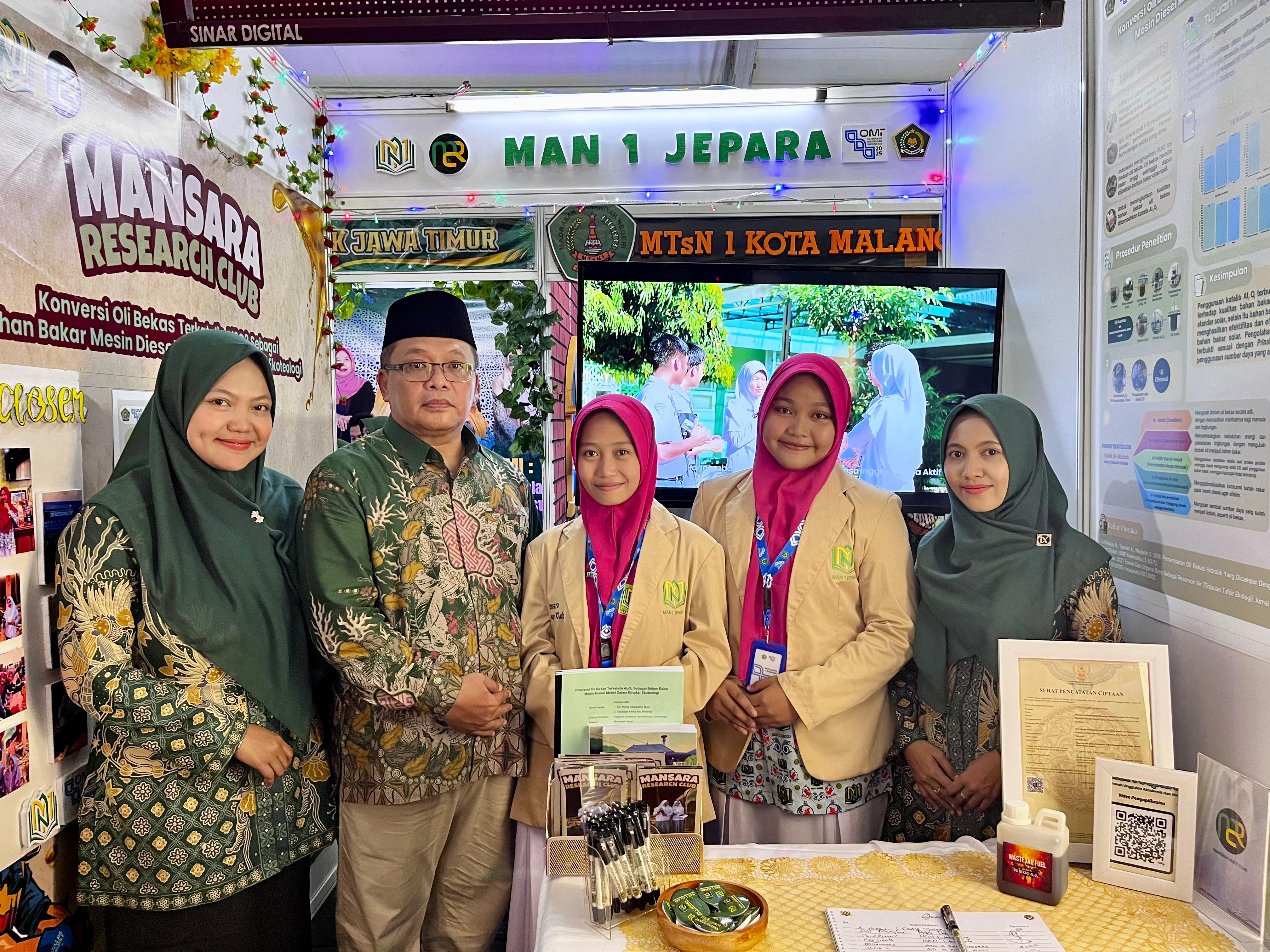 MEMBANGGAKAN: Dwi Marsa bersama Salsabyla didampingi para guru pendamping menerima penghargaan medali perunggu dalam OMI 2025 di Banten.