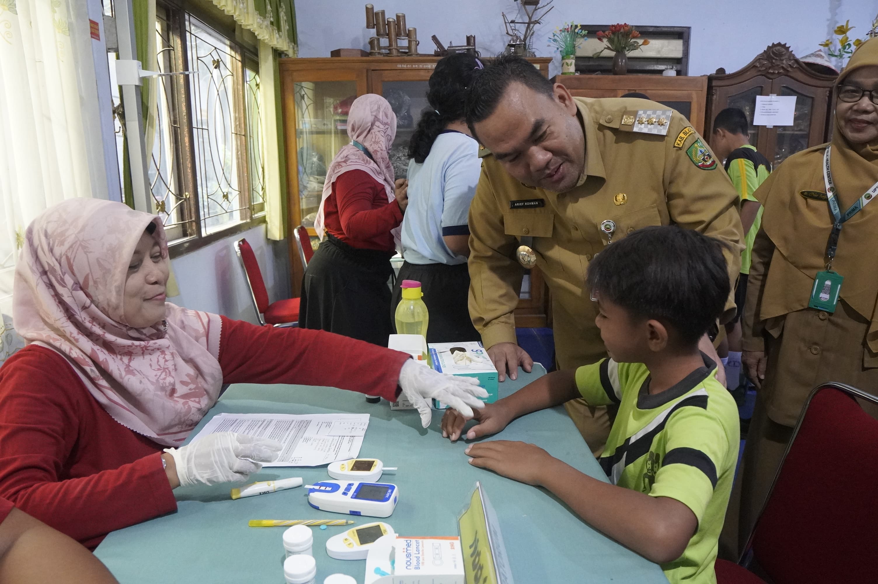PANTAU: Bupati Blora Arief Rohman (dua dari kanan) saat menengok proses cek kesehatan gratis (CKG) di SMP N 1 Blora