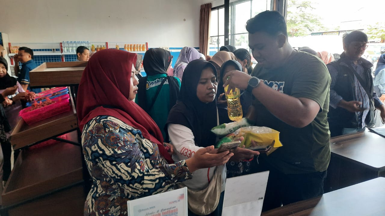 WARTEK INFLASI: Warga saat memborong paket sembako di Wartek Inflasi.