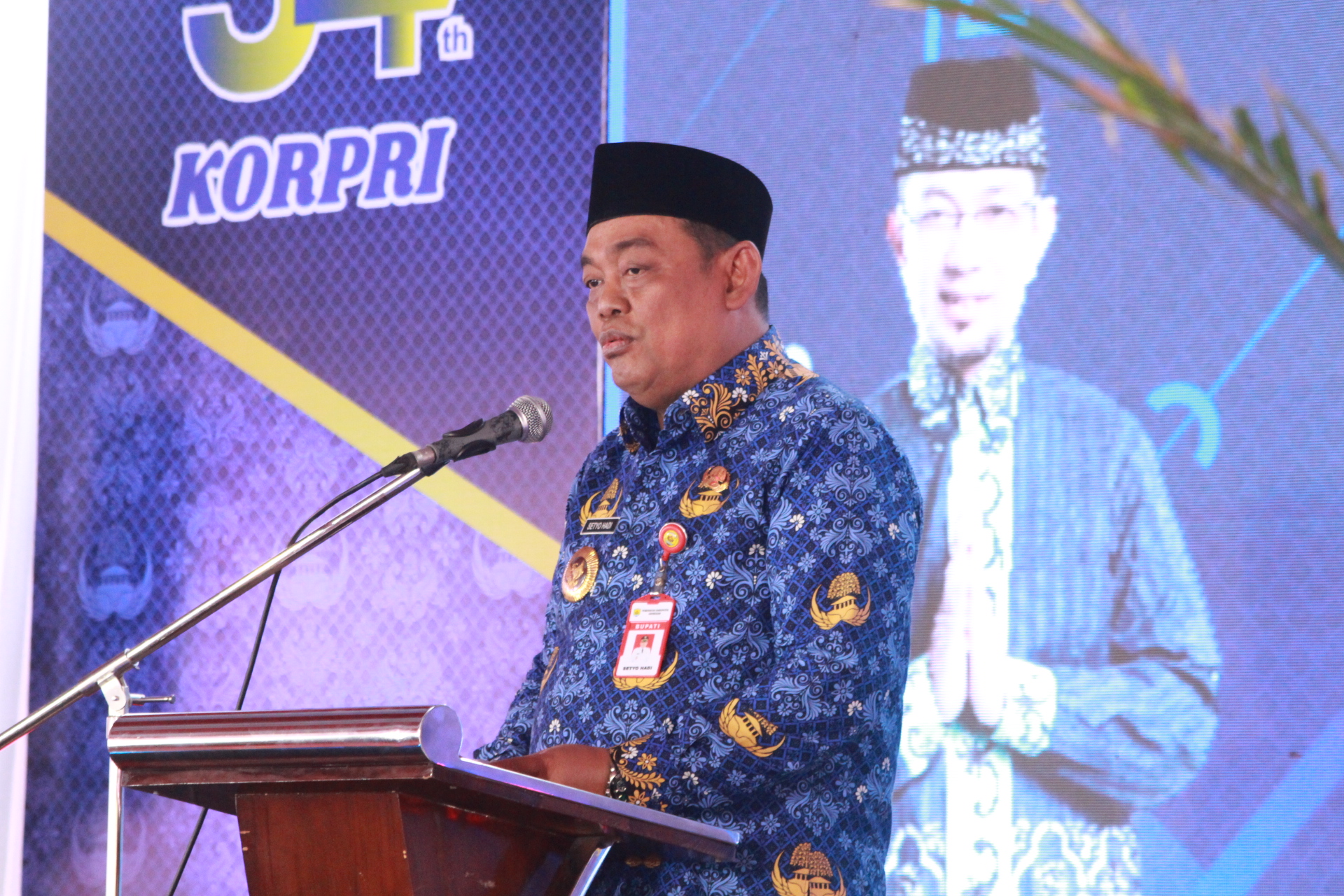 BERIKAN SAMBUTAN &ndash; Bupati Grobogan Setyo Hadi memberikan sambutan dalam Seminar Grobogan Berakhlak di halaman Setda Grobogan dalam HUT KORPRI, Senin (17/11).