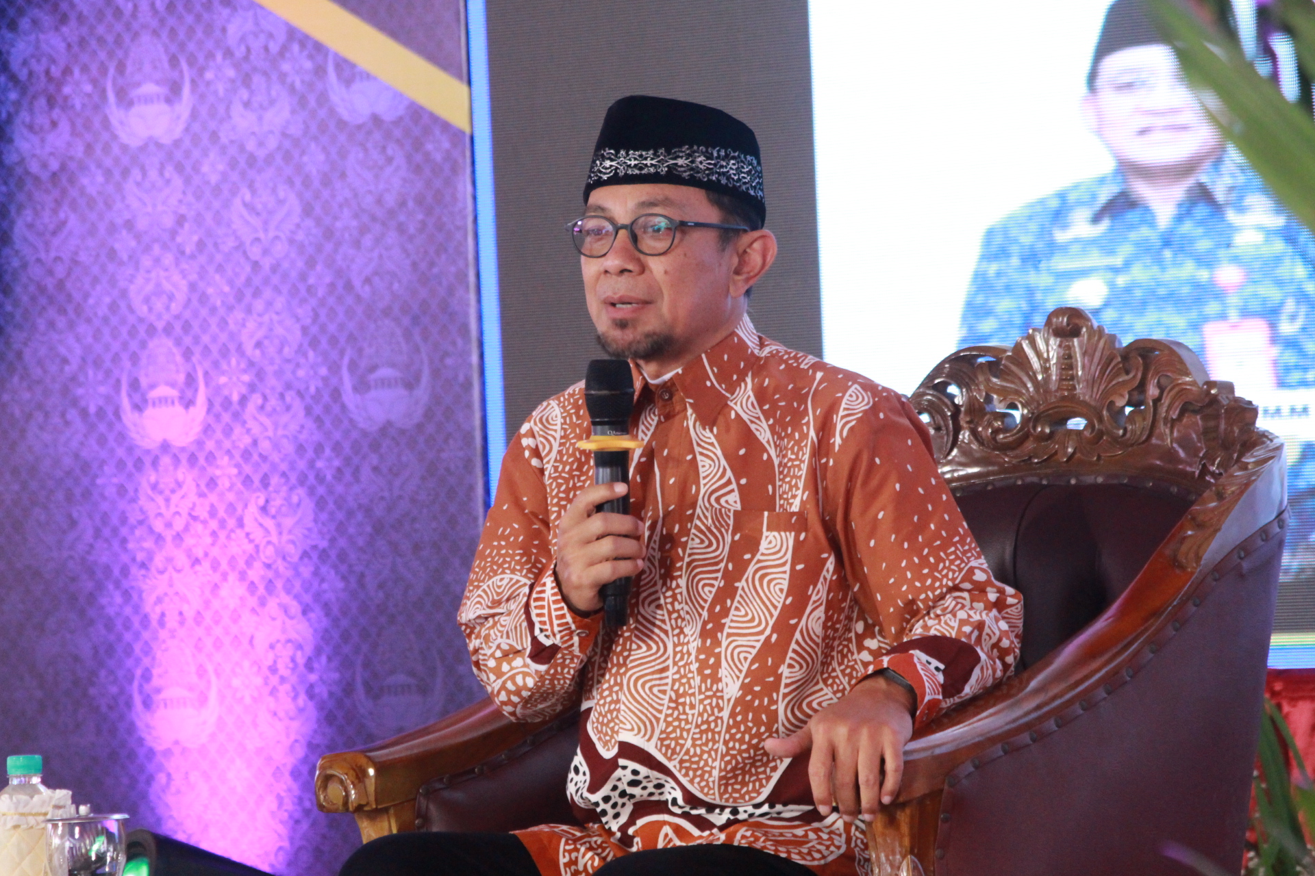 BERIKAN MOTIVASI &ndash; Ustad Wijayanto, MA, penceramah nasional mengisi acara Seminar Grobogan Berakhlak di halaman Setda Grobogan dalam HUT KORPRI, Senin (17/11).