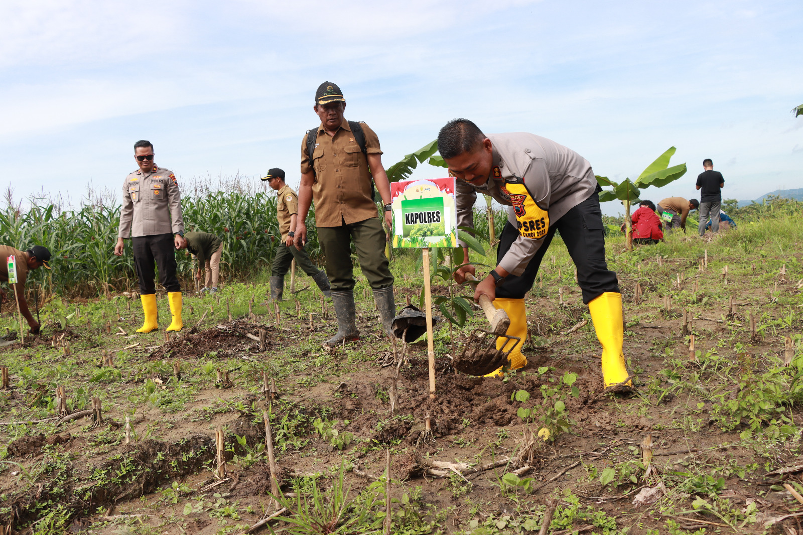 TANAM POHON &ndash; Kapolres Grobogan AKBP Ike Yulianto melakukan penanaman pohon di lahan Perhutani di Desa Lebak, Kecamatan Grobogan