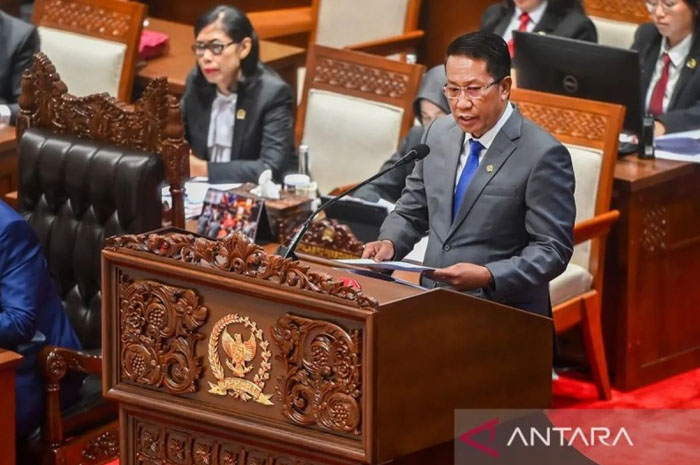 Menteri Hukum Supratman Andi Agtas mewakili Presiden, bersiap menyampaikan pendapat akhir yang diantaranya terkait RUU KUHAP pada Rapat Paripurna ke-8 DPR RI.