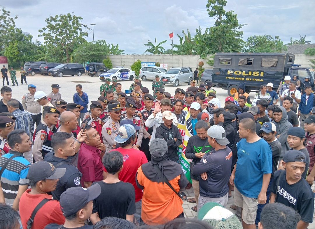 GERAM: Warga Desa Jiken Kecamatan Jiken Kabupaten Blora saat menggeruduk PT Pentawira beberapa waktu lalu.