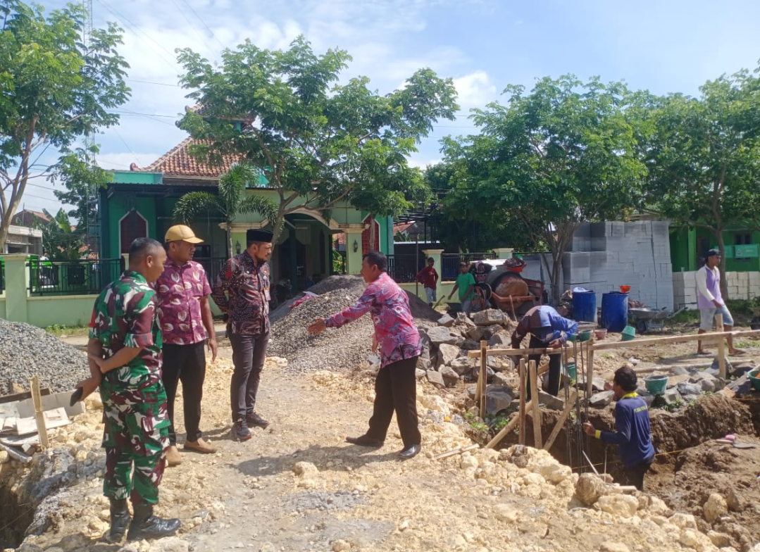 TINJAU: Camat Kaliwungu didampingi Kades Papringan memonitoring progres pembangunan KDMP di Desa Papringan, Selasa (18/11). (ANDIKA TRISNA SAPUTRA/RADAR KUDUS)