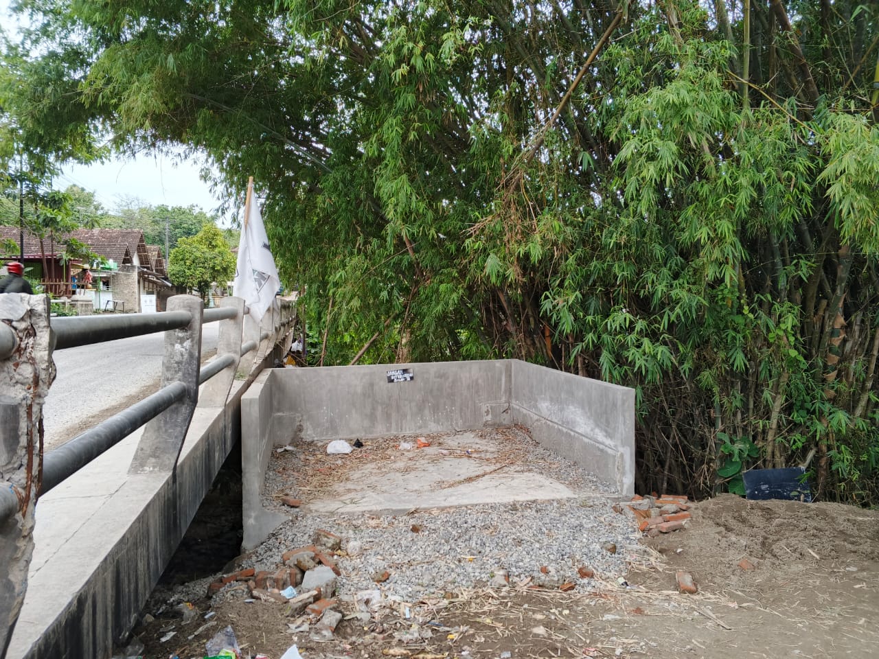 PRO-KONTRA: Landasan kontainer truk sampah berada di dekat Jembatan Gandrirojo menuai pro kontra di masyarakat setempat.